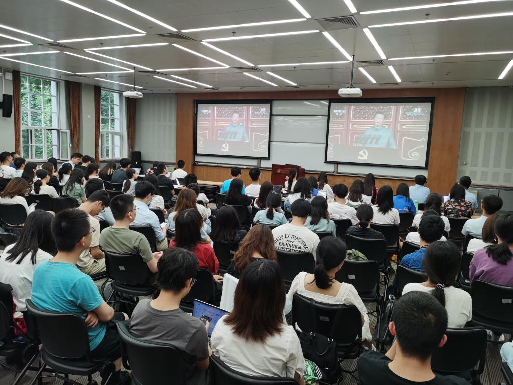 “请党定心，，，，，，，，强国有我！”——北大万利官网师生整体收看庆祝中国共产党建设100周年大会