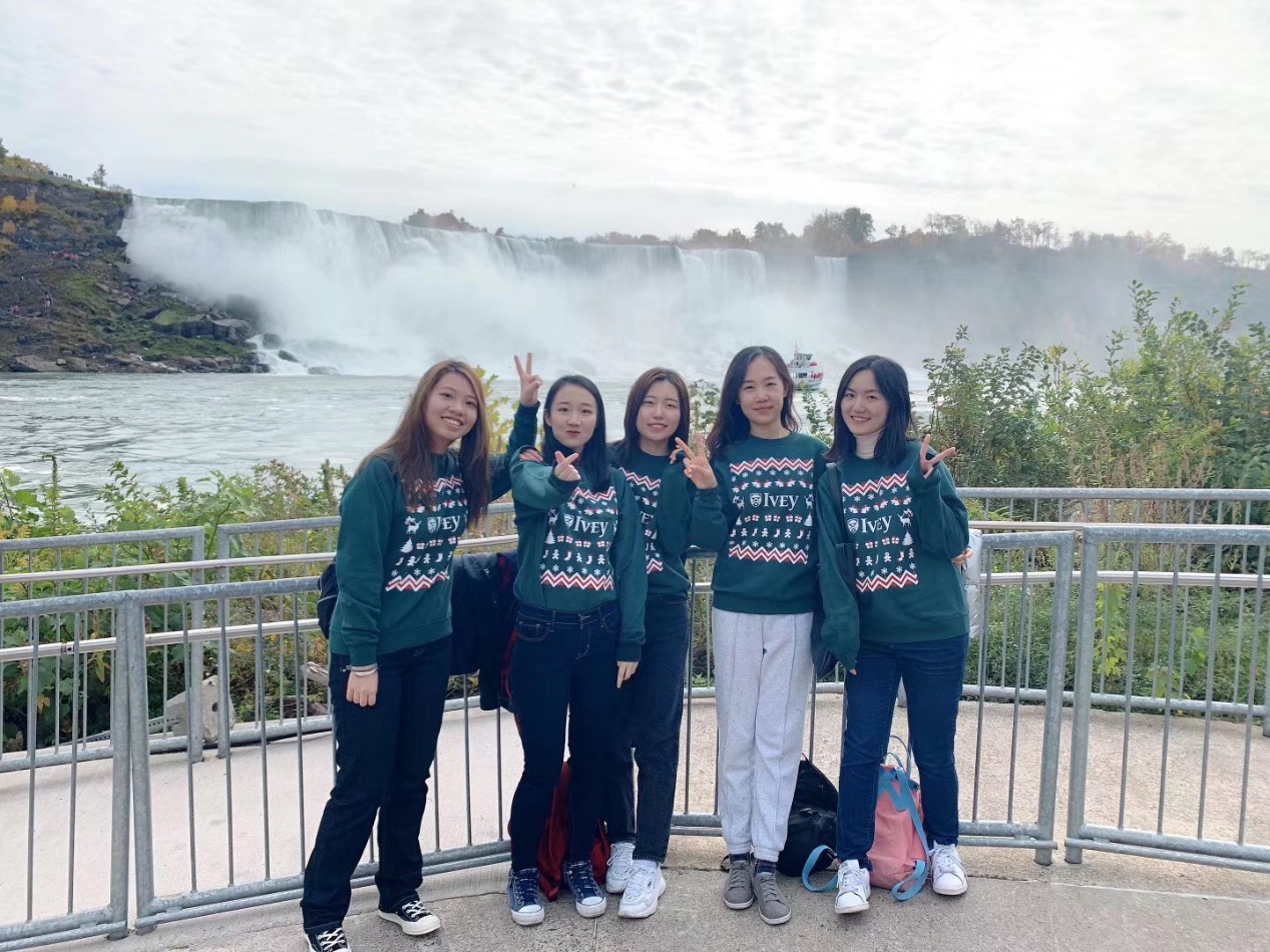 图片包括 围栏, 户外, 职员, 天空形貌已自动天生